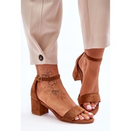 Klassische Honeymoon-Sandalen aus Wildleder mit niedrigem Absatz in Camel braun 1