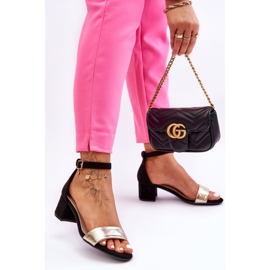 Layna Bequeme schwarze und goldene Sandalen mit niedrigem Absatz 1