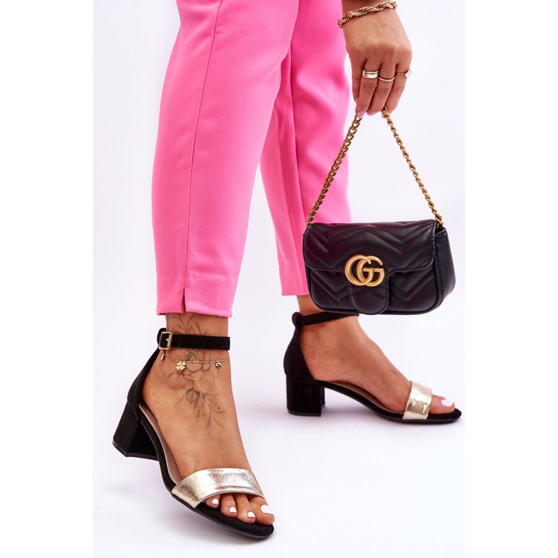 Layna Bequeme schwarze und goldene Sandalen mit niedrigem Absatz 1
