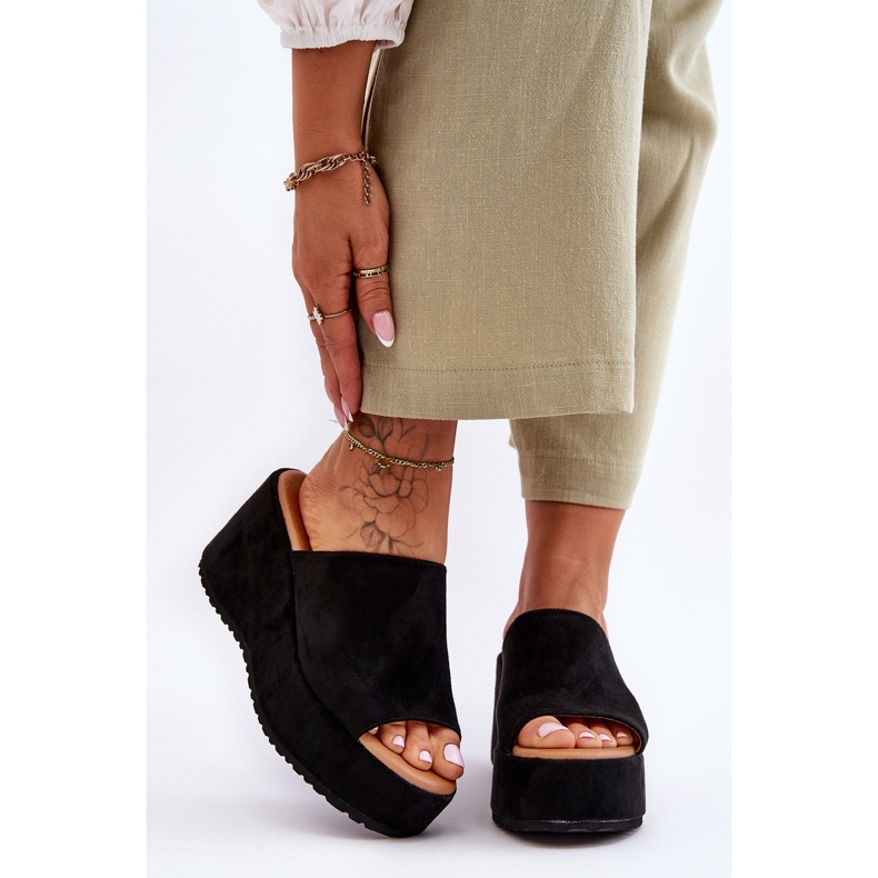 Damenhausschuhe auf massivem Plateau Schwarz Martina 1