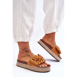 Wildleder-Hausschuhe für Damen mit kamelfarbener Lauria-Schleife braun 1