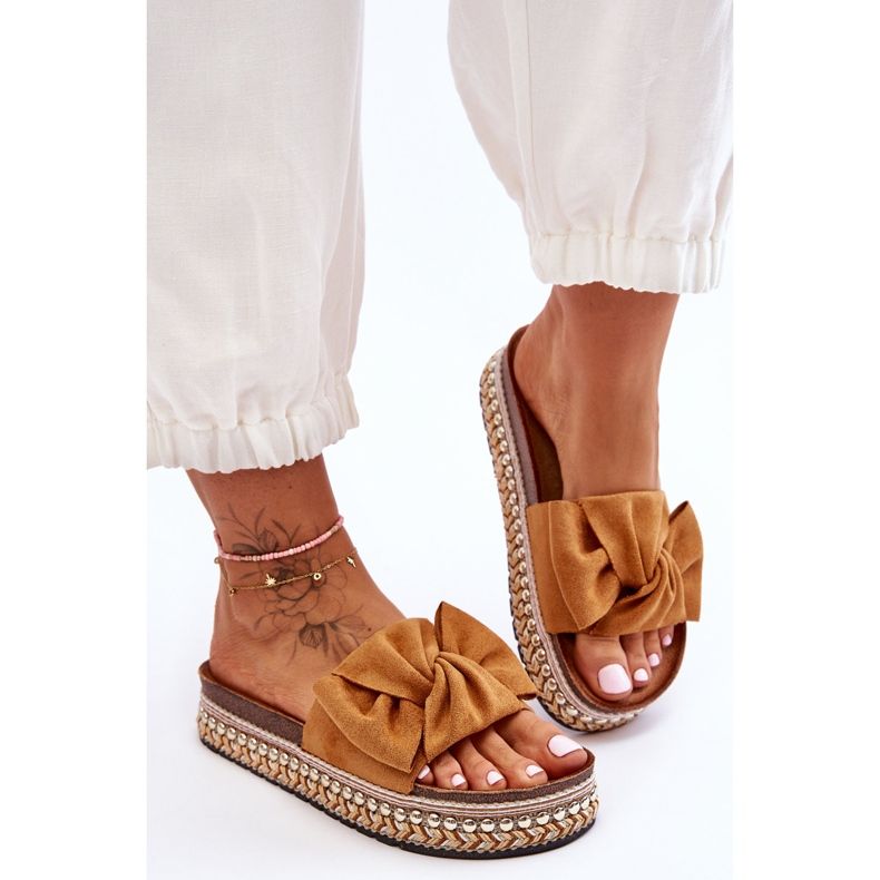 Wildleder-Hausschuhe für Damen mit kamelfarbener Lauria-Schleife braun 2