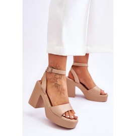 Modische Sandalen auf massiven beigen Karmine-Absätzen 2