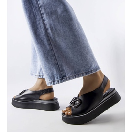 Schwarze Plateausandalen mit Verzierung von Karino 1