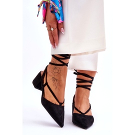 Schwarze Carlotte-Pumps mit niedrigem Absatz und geknotetem Absatz 1