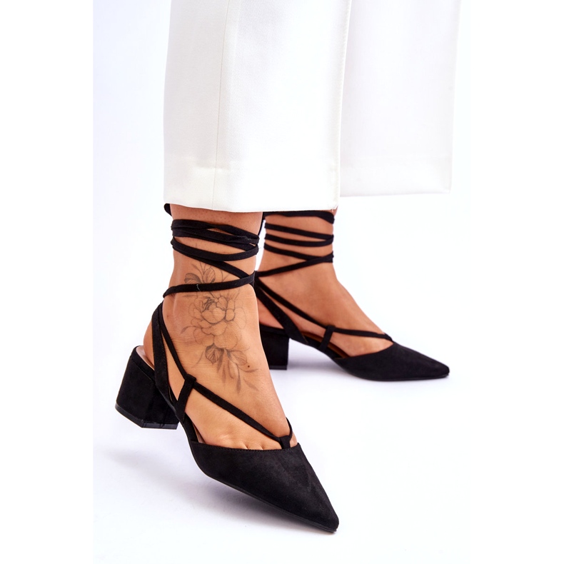 Schwarze Carlotte-Pumps mit niedrigem Absatz und geknotetem Absatz 3