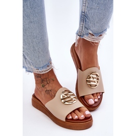 Damensandalen mit beigefarbener Secrets-Dekoration 1