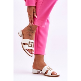 Elegante Damenhausschuhe mit weißer Atlantis-Dekoration 1