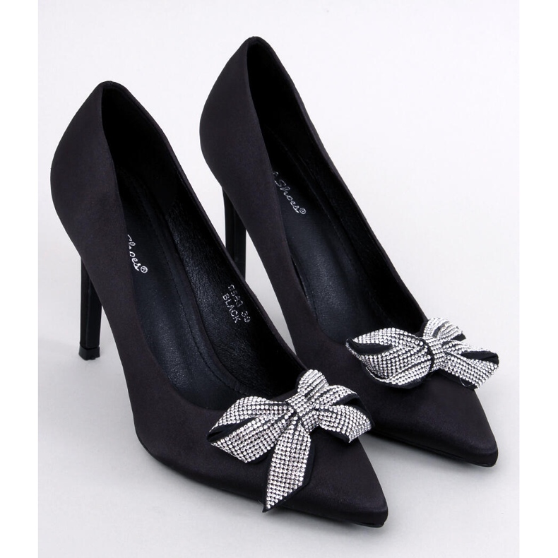 Satinnadeln mit Schleife von Trini Black schwarz 1