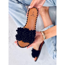 Prima Hausschuhe mit schwarzen Blumen 1