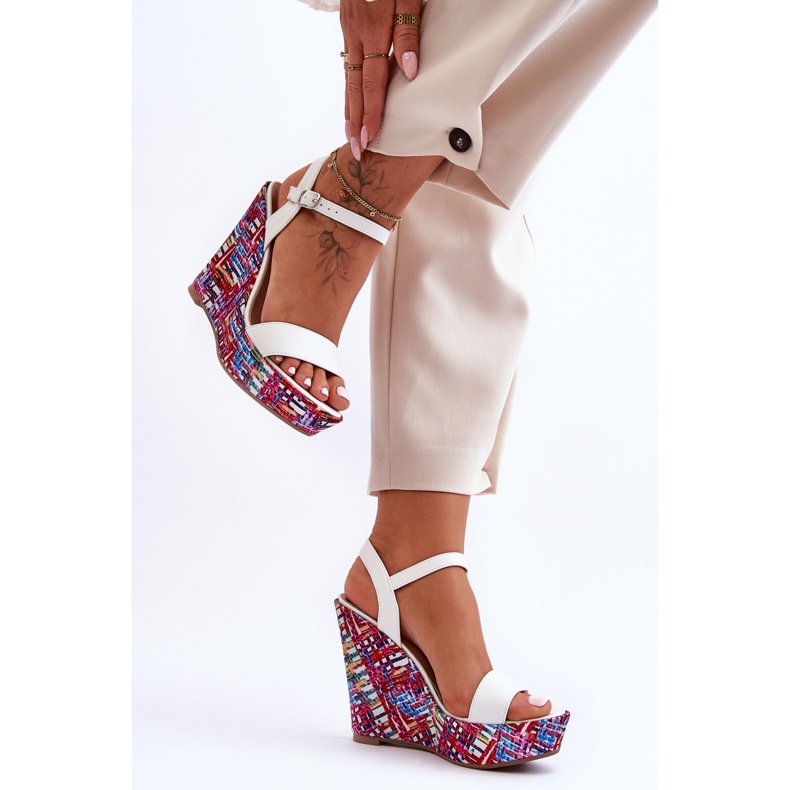 Damensandalen auf einem bunten Keilabsatz in Weiß von Malibu 2