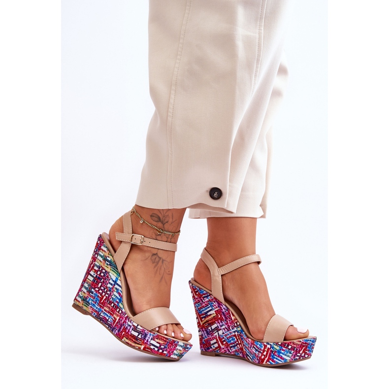 Damensandalen auf einem farbenfrohen beigefarbenen Malibu-Keilabsatz 2