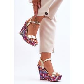 Damensandalen auf einem bunten Keilabsatz von Golden Malibu 2