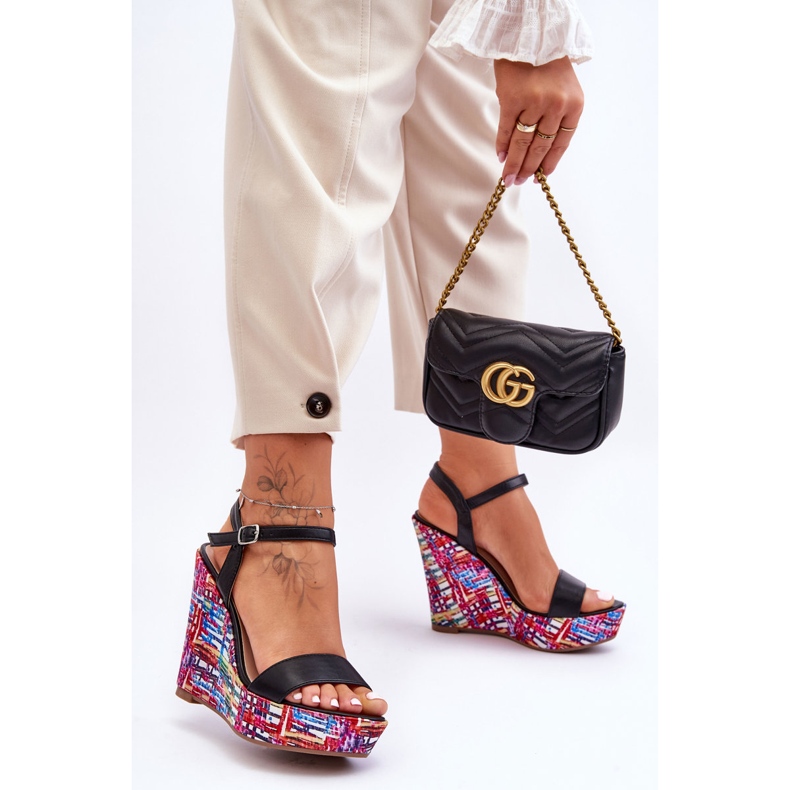 Damen-Sandalen mit buntem Keilabsatz in Schwarz von Malibu 2