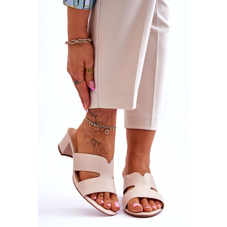 Klassische beige Leder-Flip-Flops mit niedrigem Absatz 1
