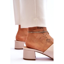 Klassische beige Leder-Flip-Flops mit niedrigem Absatz 4