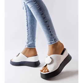 Weiße verzierte Keilsandaletten von Degna 2