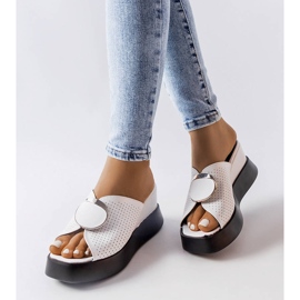 Weiße verzierte Keilsandaletten von Degna 1