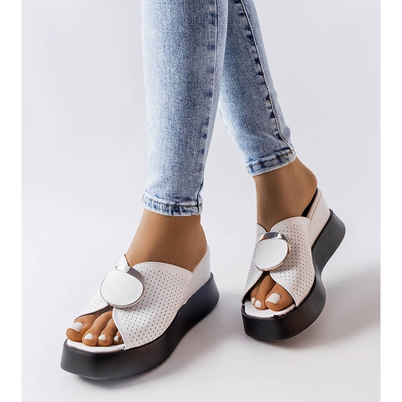 Weiße verzierte Keilsandaletten von Degna 1