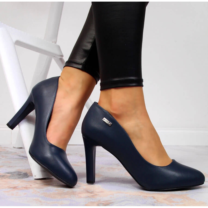 Marineblaue, matte Pumps am Pfosten von Sergio Leone 1