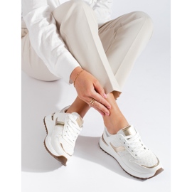 Weiße Turnschuhe auf der Shelovet-Plattform 1