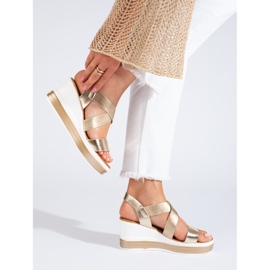 Goldene Keilsandaletten von Shelovet 1