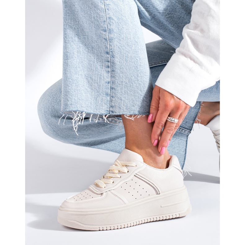 Cremefarbene Sneakers auf hohem Plateau von Shelovet beige 1