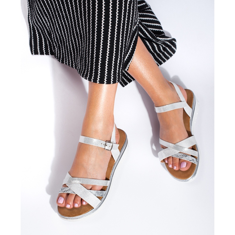 Bequeme Shelovet-Sandalen mit niedrigem Keilabsatz in Weiß und Silber 1