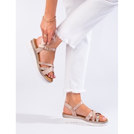 Bequeme Sandalen mit niedrigem Keilabsatz von Shelovet in Beige und Gold golden 1