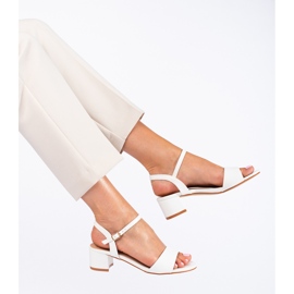 Weiße Damensandalen am Shelovet-Pfosten 1