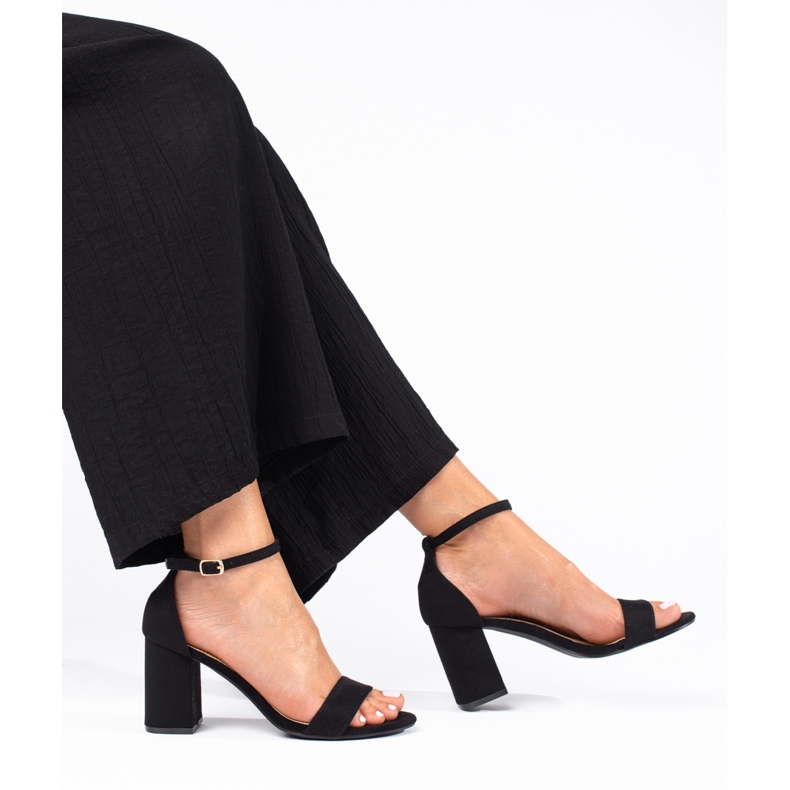 Klassische Damensandalen auf einem beigen Shelovet-Pfosten schwarz 1