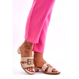 Elegante beige Flip-Flops für Damen mit goldener Verzierung 4