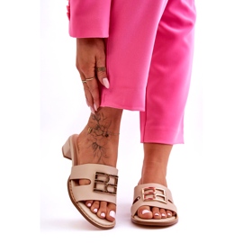 Elegante beige Flip-Flops für Damen mit goldener Verzierung 5