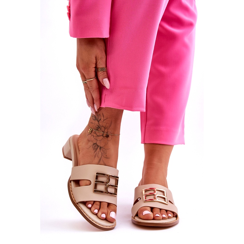 Elegante beige Flip-Flops für Damen mit goldener Verzierung 5