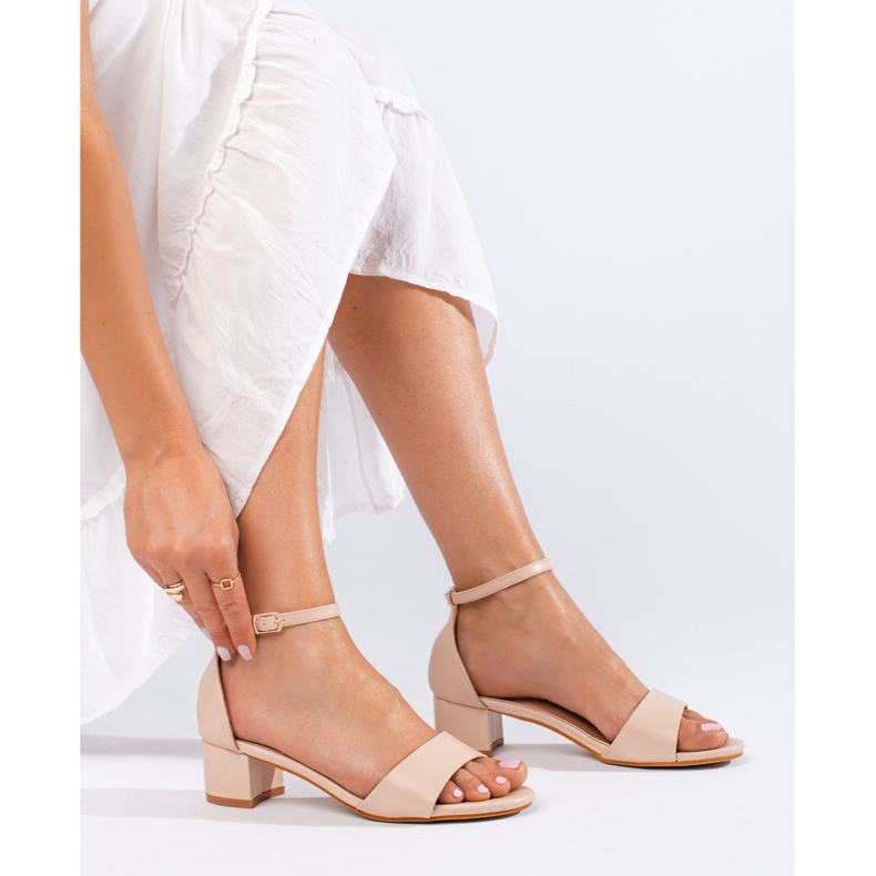 Klassisch-elegante Damensandalen mit niedrigem Absatz in Beige von Shelovet 1