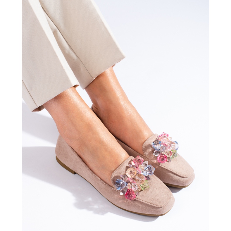 Beigefarbene Wildleder-Loafer mit Kristallen von Shelovet 1