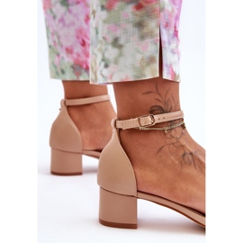 Ledersandalen mit Absätzen in schlichtem Beige. Inspiriere mich! 2