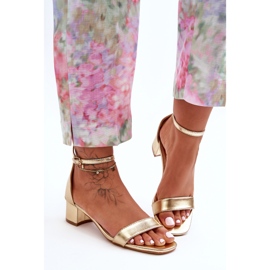 Ledersandalen mit Absätzen in schlichtem Gold inspirieren mich! golden 2