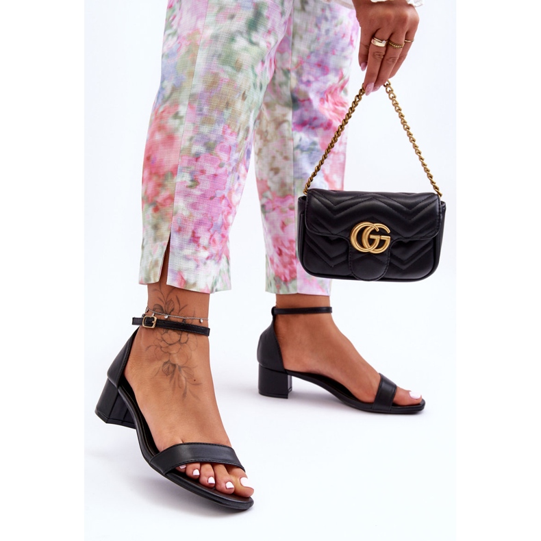 Leder-Sandalen mit Absatz, einfarbig, Schwarz. Inspiriere mich! 2