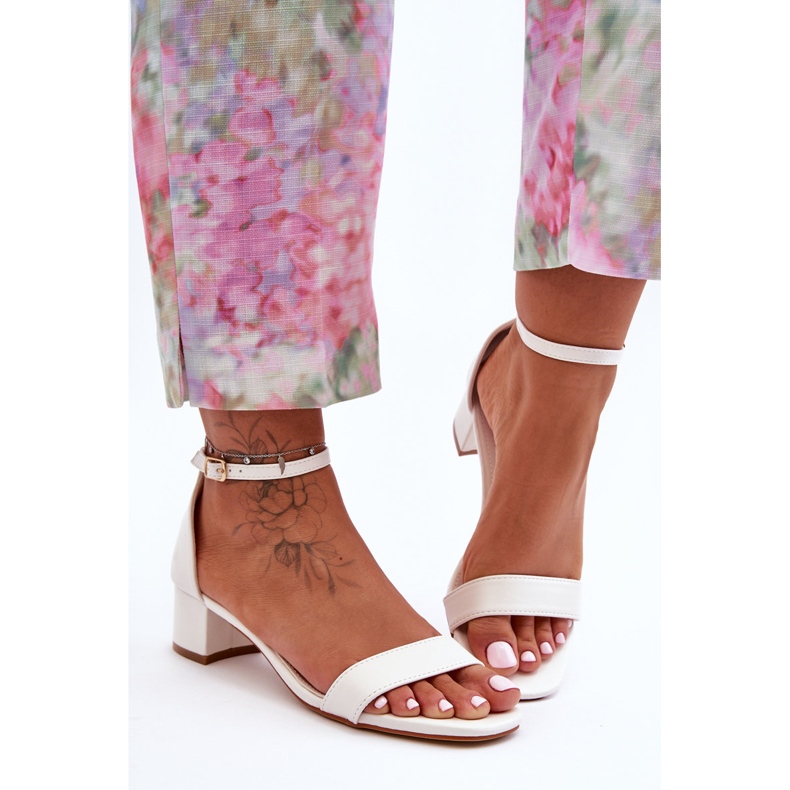 Leder-Sandalen mit Absatz, schlichtes Weiß, inspirieren mich! 1