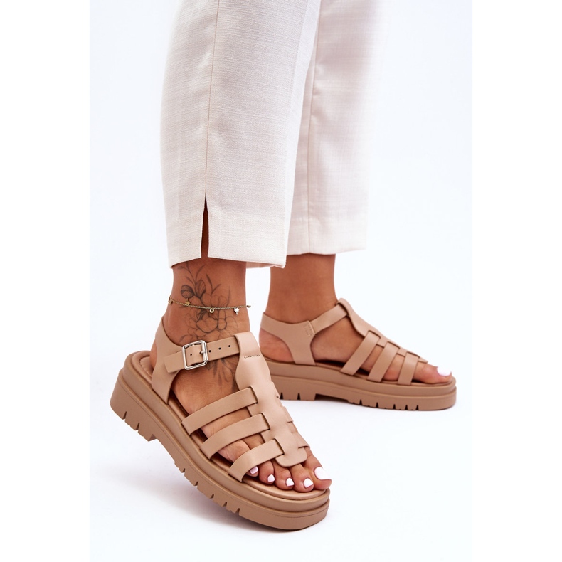 Flache Ledersandalen mit beigen Diosa-Streifen 1