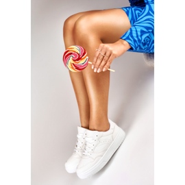 Emilis weiße klassische Sneakers 1