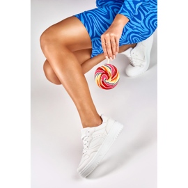 Emilis weiße klassische Sneakers 2