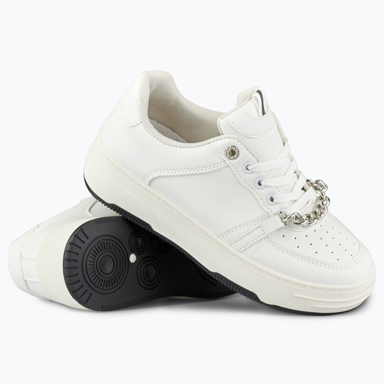 Weiße Sportschuhe mit Kette 1