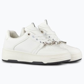 Weiße Sportschuhe mit Kette 2