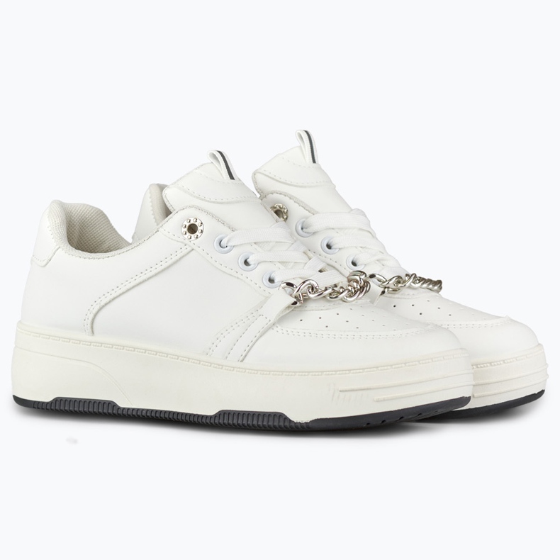 Weiße Sportschuhe mit Kette 2