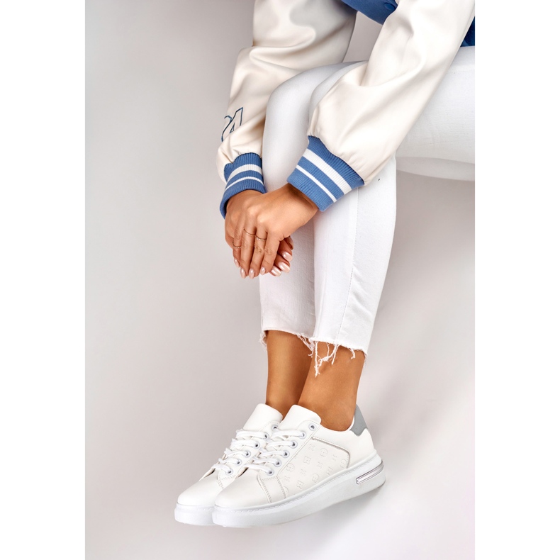 Weiße Sportschuhe mit Verzierung 1