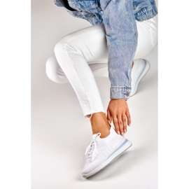 Weiße Sportschuhe mit Keilabsatz 1