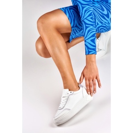 Weiße Turnschuhe mit silbernen Accessoires 2