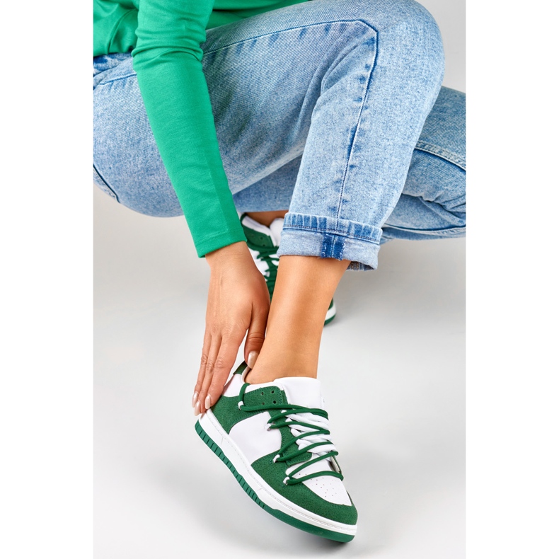 Damen-Sportschuhe mit grünen Schnürsenkeln 1